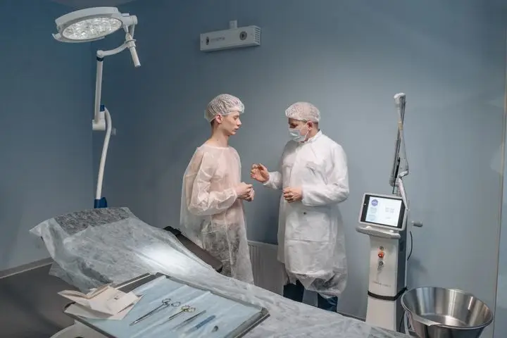 Medical professional speaking with a patient during a clinic consultation.